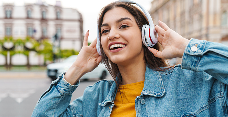 Mujer con auriculares escuchando música